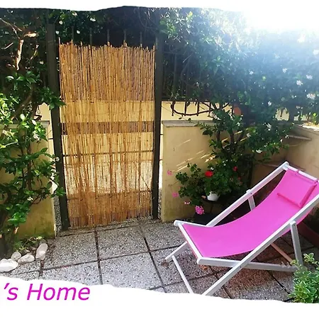 Holiday home Leda's *